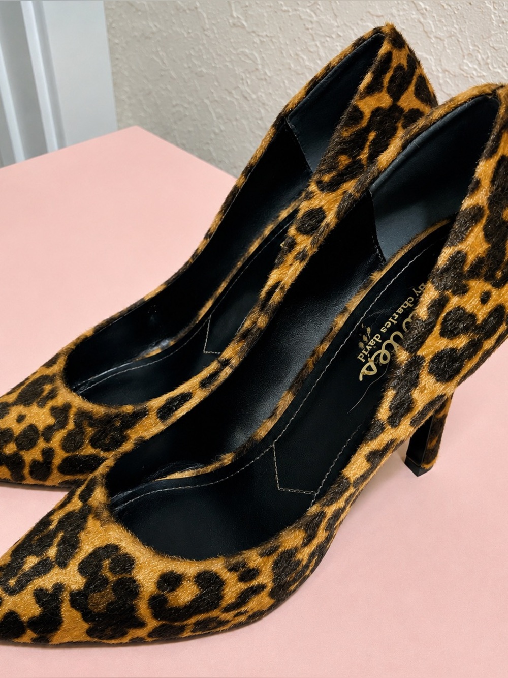 Charles David LEOPARD Print pumps Sz 7M faux fur
